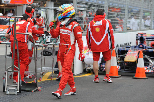Alonso fuera del coche tras la clasificación