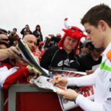 Paul di Resta firma cientos de autógrafos