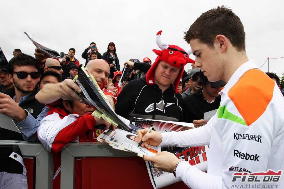 Paul di Resta firma cientos de autógrafos