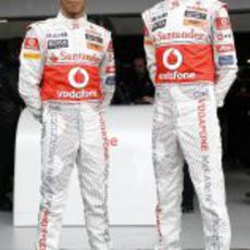 Hamilton y Button posan con sus nuevos monos