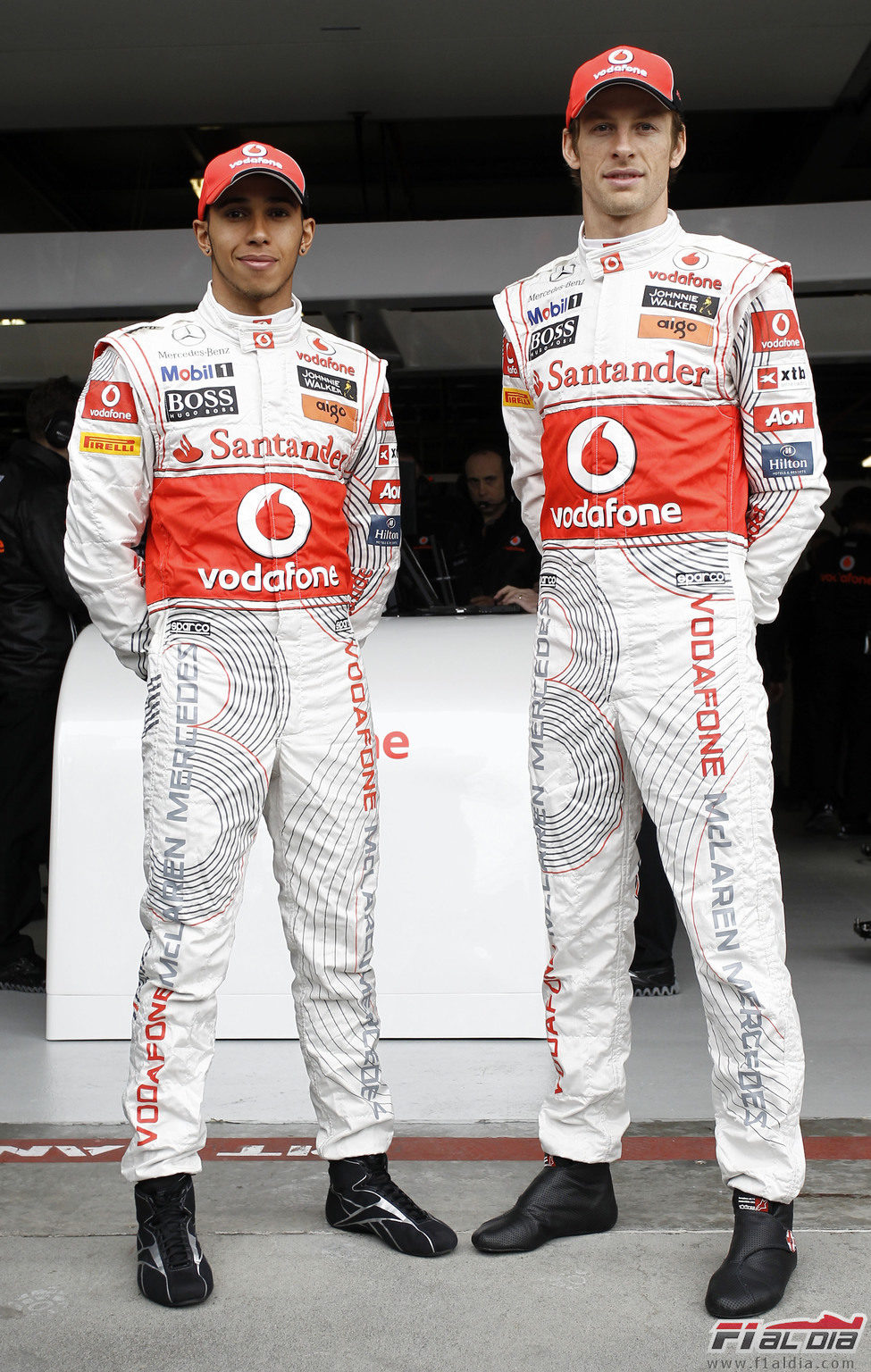 Hamilton y Button posan con sus nuevos monos