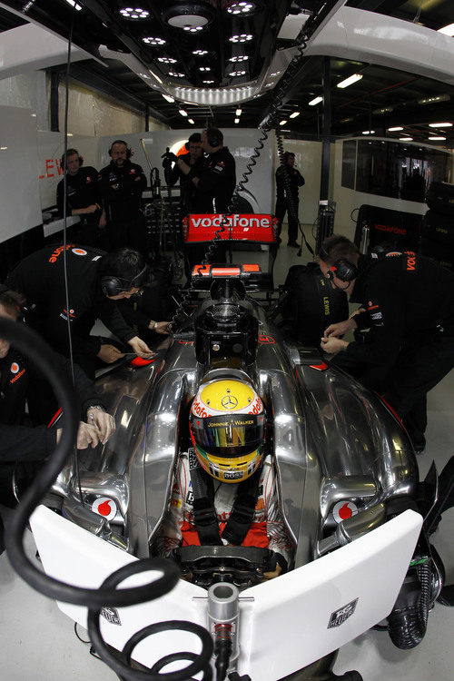 Hamilton metido en su box y esperando a salir a pista