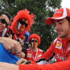 Fernando Alonso firma autógrafos a los aficionados australianos