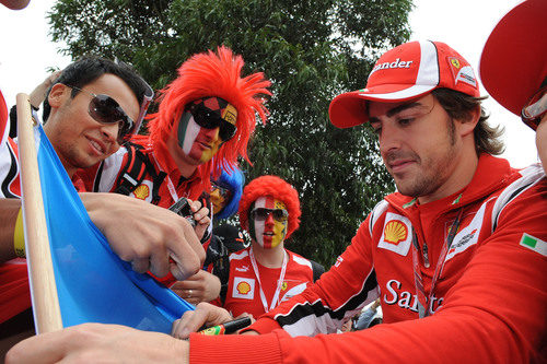 Fernando Alonso firma autógrafos a los aficionados australianos