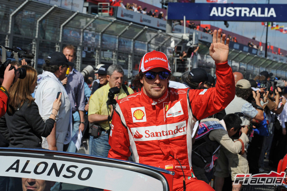 Alonso saluda a la afición de Albert Park