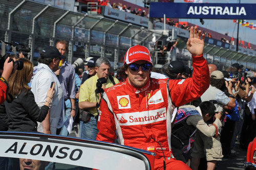 Alonso saluda a la afición de Albert Park