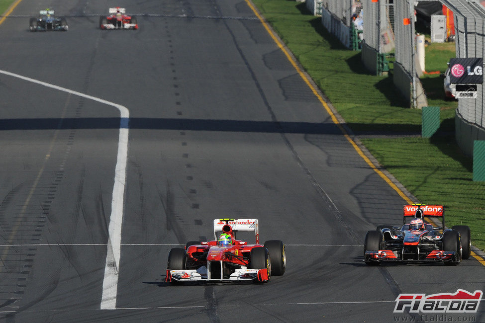 Button persigue a Massa y Alonso adelanta a Rosberg al fondo