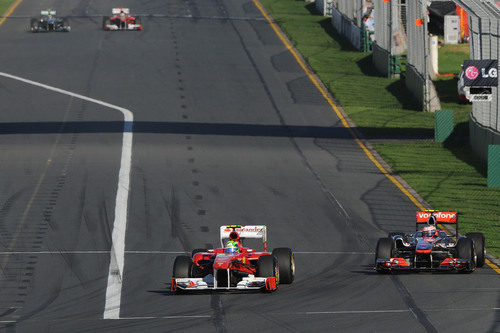 Button persigue a Massa y Alonso adelanta a Rosberg al fondo
