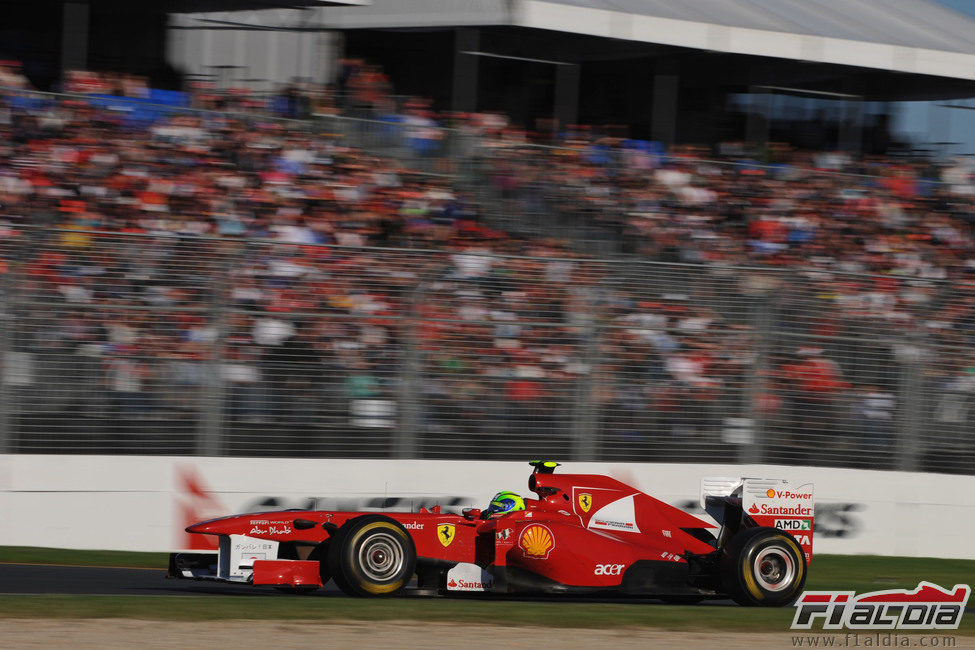 Massa pasa ante la afición australiana