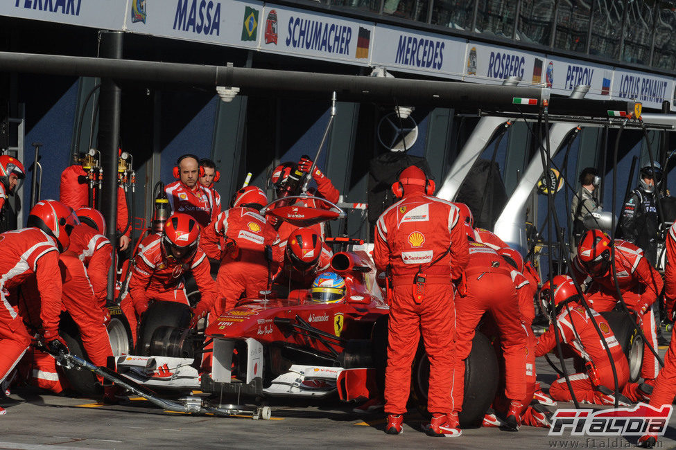 Cambio de neumáticos para Fernando Alonso en Australia