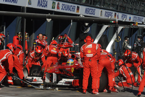 Cambio de neumáticos para Fernando Alonso en Australia