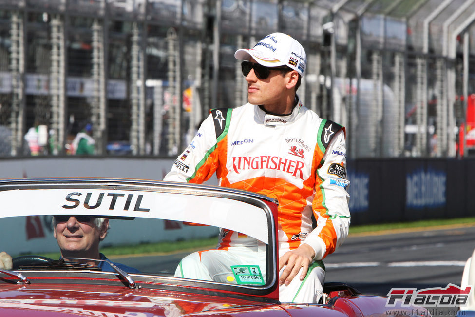 Adrian Sutil en la vuelta de presentación del GP de Australia 2011
