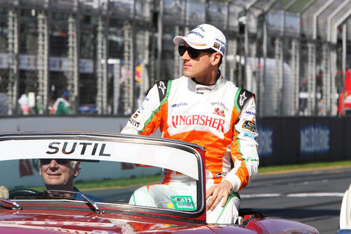 Adrian Sutil en la vuelta de presentación del GP de Australia 2011