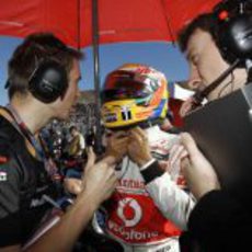 Lewis Hamilton habla con sus ingenieros en la parrilla