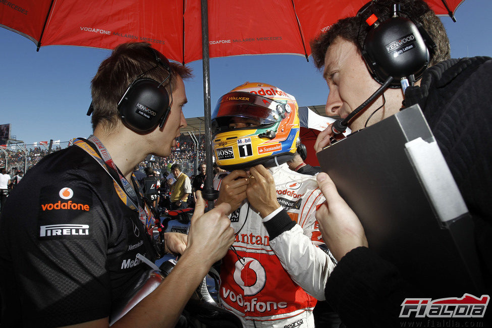 Lewis Hamilton habla con sus ingenieros en la parrilla