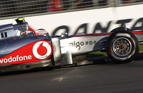 Button en pista persiguiendo a Massa