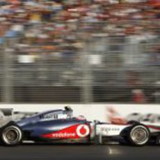 Button y su McLaren pasan ante la afición