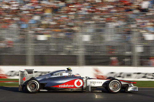 Button y su McLaren pasan ante la afición