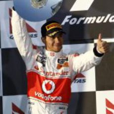 Hamilton levanta orgulloso su trofeo