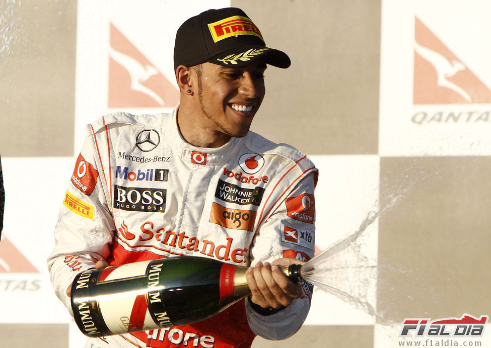 Hamilton descorcha el champán en el podio