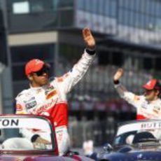 Hamilton y Button saludan al público de Albert Park