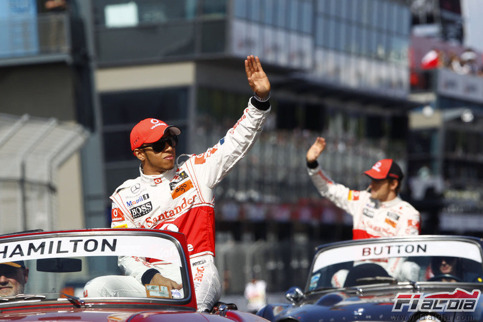 Hamilton y Button saludan al público de Albert Park