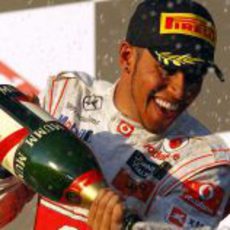 La felicidad de Hamilton en el podio de Australia
