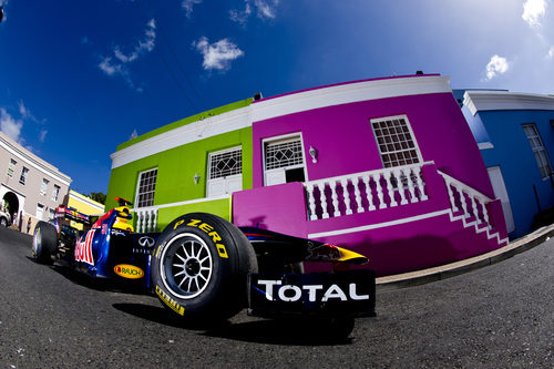 El RB5 modificado, al lado de una "bonita" casa