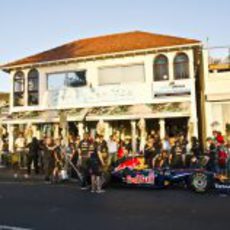 Los mecánicos de Red Bull colocan el RB5 en la calle