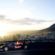 El RB5 con Ciudad del Cabo de fondo