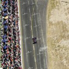 El público se divierte con el RB5 de Neel Jani