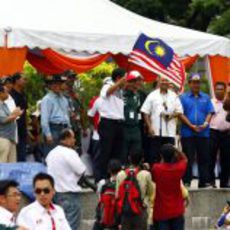 El Ministro de Deportes agita la bandera de Malasia