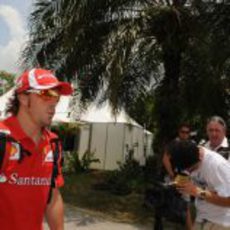 Fernando Alonso llega al circuito de Sepang