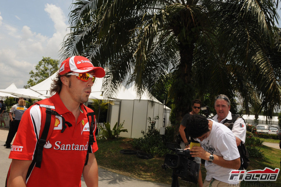 Fernando Alonso llega al circuito de Sepang