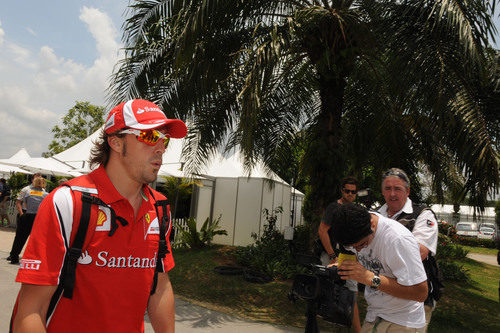 Fernando Alonso llega al circuito de Sepang