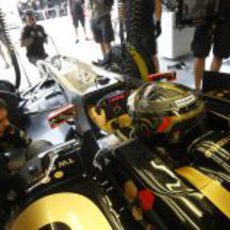 Nick Heidfeld en el box de Lotus Renault GP