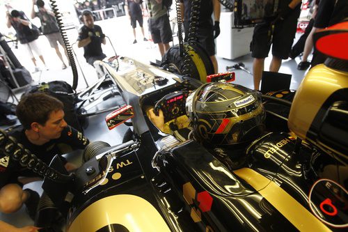 Nick Heidfeld en el box de Lotus Renault GP