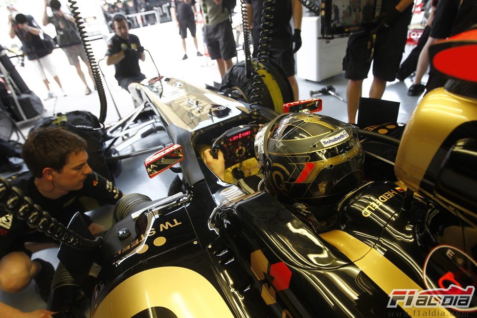 Nick Heidfeld en el box de Lotus Renault GP