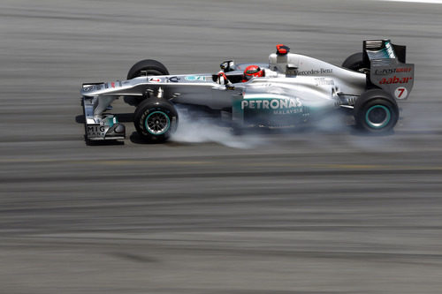 Schumacher bloquea sus neumáticos