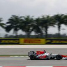 Karthikeyan rueda con el F111 en Sepang