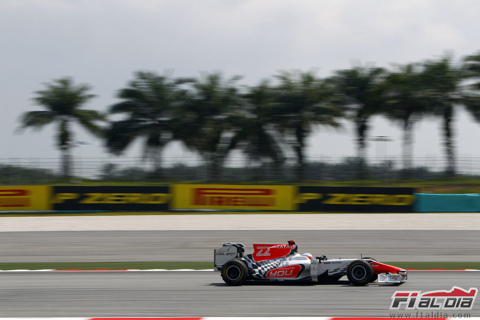 Karthikeyan rueda con el F111 en Sepang