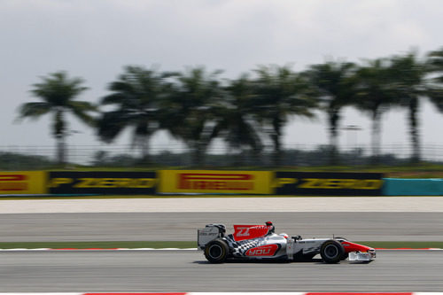 Karthikeyan rueda con el F111 en Sepang