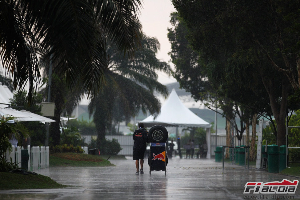 Diluvio en el paddock de Sepang