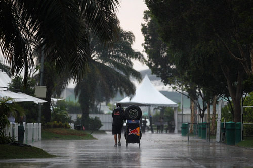 Diluvio en el paddock de Sepang