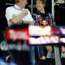 Sebastian Vettel y Helmut Marko sonrientes