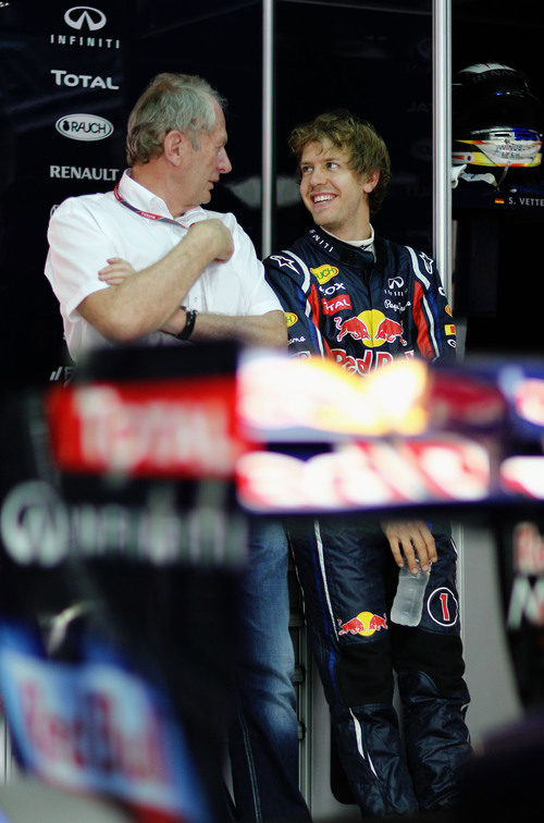 Sebastian Vettel y Helmut Marko sonrientes