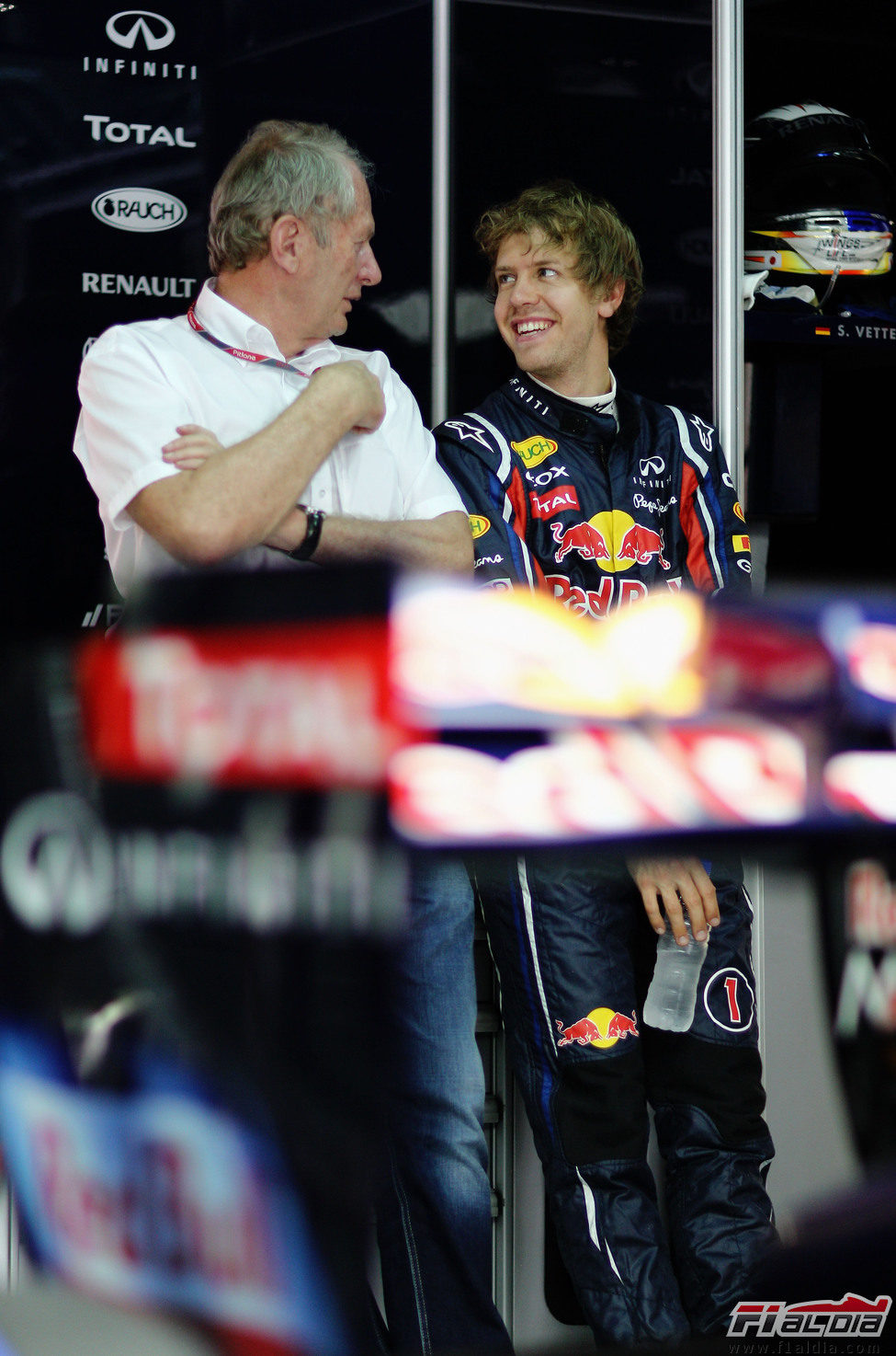 Sebastian Vettel y Helmut Marko sonrientes