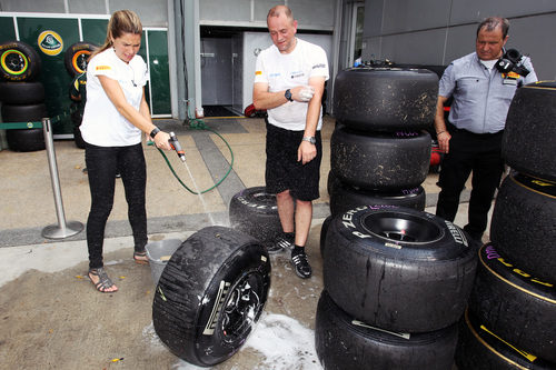 Nira Juanco lavando los neumáticos Pirelli