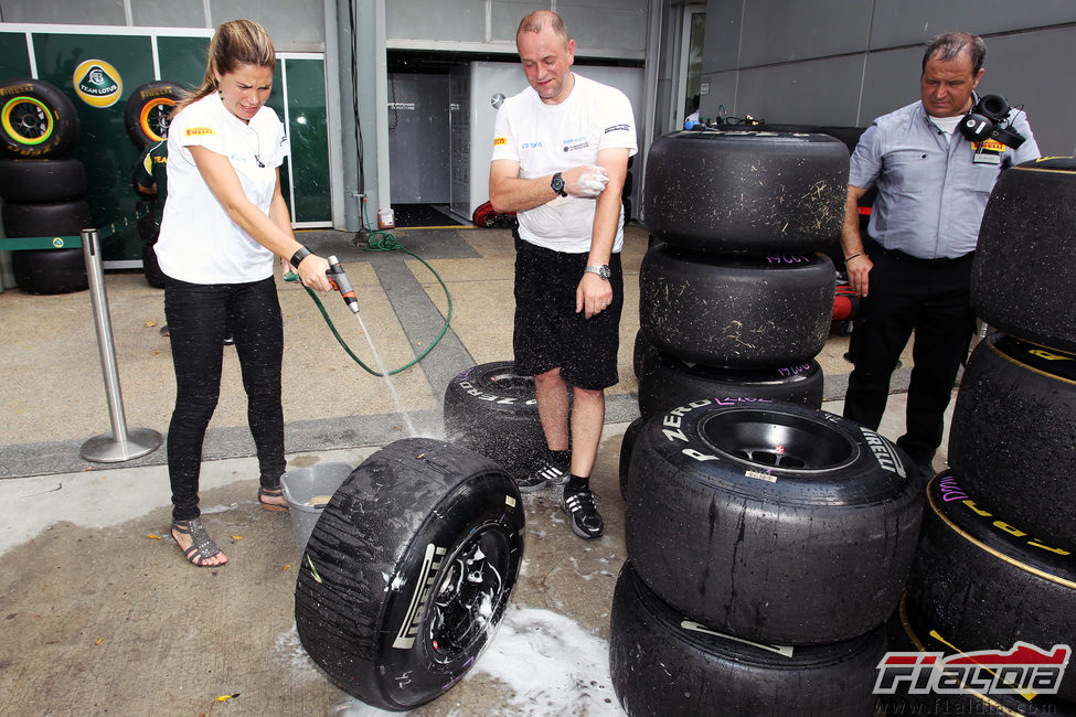 Nira Juanco lavando los neumáticos Pirelli
