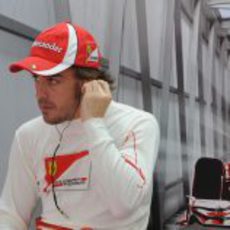 Alonso se espera sentado en su box